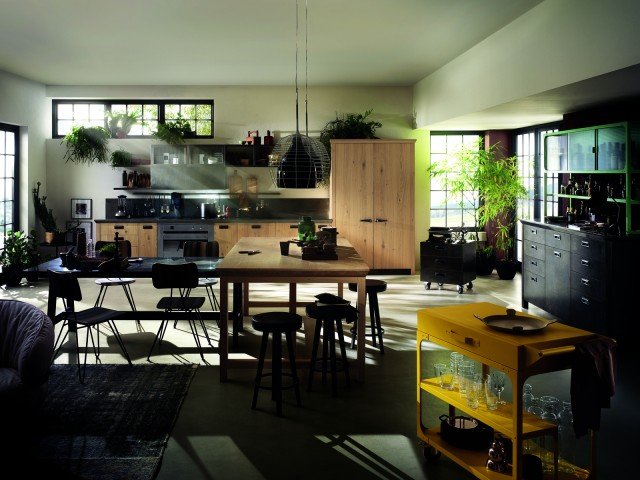 composizione cucina lineare Diesel di Scavolini con zona cottura, lavaggio e frigo con ante in Rovere nodato Ruxe Wood, top in Acciaio Drip Metal composizione cucina lineare Diesel di Scavolini con zona cottura, lavaggio e frigo con ante in Rovere nodato Ruxe Wood, top in Acciaio Drip Metal
