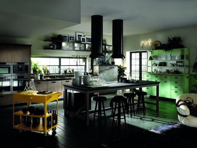 Cucina Diesel di Scavolini in composizione lineare sullo sfondo ha basi e colonne con ante e piano in Rovere nodato Ruxe Grey e maniglie Archive in Acciaio Drip Metal Cucina Diesel di Scavolini in composizione lineare sullo sfondo ha basi e colonne con ante e piano in Rovere nodato Ruxe Grey e maniglie Archive in Acciaio Drip Metal