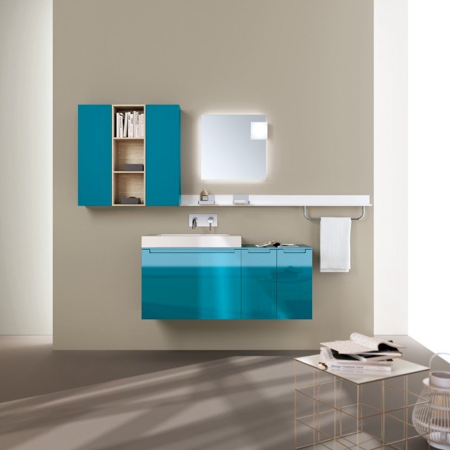 Idro di Scavolini Bathrooms è composto da base porta lavabo, basi laterali e pensili in laccato lucido color turchese la. Il vano a giorno tra i due pensili è invece in decorativo larice biscotto. Ogni base laterale misura L 25 x P 52 x H 50 cm, la base porta lavabo L 70 x P 52 x H 50 cm. Prezzo su richiesta. www.scavolini.com Idro di Scavolini Bathrooms è composto da base porta lavabo, basi laterali e pensili in laccato lucido color turchese la. Il vano a giorno tra i due pensili è invece in decorativo larice biscotto. Ogni base laterale misura L 25 x P 52 x H 50 cm, la base porta lavabo L 70 x P 52 x H 50 cm. Prezzo su richiesta. www.scavolini.com