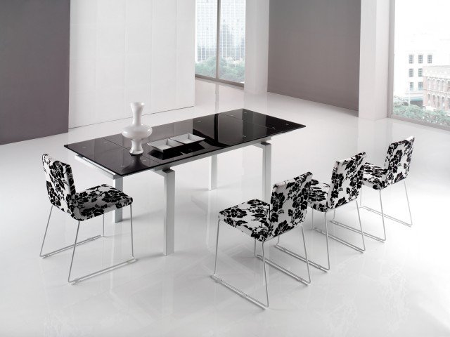 Planet di Target Point è allungabile grazie alle prolunghe laterali, la struttura in metallo verniciato sorregge il piano in vetro temperato disponibile anche nella variante bianca; ha un design essenziale e raffinato. Misura L 140/210 x P 90 x H 75 cm. Il prezzo è 930,49 euro. La sedia Cherry è imbottita e interamente rivestita in ecopelle a stampa floreale bianco e nero che riprende il colore del piano e crea un effetto optical; ha la gamba a slitta laccata bianco. Misura L 43 x P 53 x H 80 cm. Costa 156,09 euro. www.targetpoint.it Planet di Target Point è allungabile grazie alle prolunghe laterali, la struttura in metallo verniciato sorregge il piano in vetro temperato disponibile anche nella variante bianca; ha un design essenziale e raffinato. Misura L 140/210 x P 90 x H 75 cm. Il prezzo è 930,49 euro. La sedia Cherry è imbottita e interamente rivestita in ecopelle a stampa floreale bianco e nero che riprende il colore del piano e crea un effetto optical; ha la gamba a slitta laccata bianco. Misura L 43 x P 53 x H 80 cm. Costa 156,09 euro. www.targetpoint.it