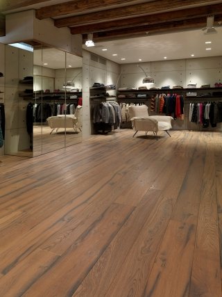 parquet in rovere antico di Cadorin realizzato con listinoni di recupero parquet in rovere antico di Cadorin realizzato con listinoni di recupero