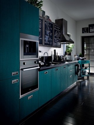 cucina in legno colorato composizione lineare Diese<l Social Kitchen di Scavolini con colonna frigo e basi con ante in rovere nodato, laccate a poro aperto cucina in legno colorato composizione lineare Diese<l Social Kitchen di Scavolini con colonna frigo e basi con ante in rovere nodato, laccate a poro aperto