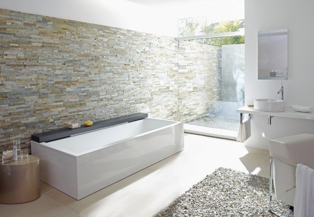 La vasca idromassaggio Nahho di Duravit nasconde rubinetteria, doccia a cascata e luci colorate a led dietro un top a ribalta. Gli altoparlanti opzionali sono collegabili con sistema bluetooth a dispositivi audio come lettori mp3 o smartphone compatibili. È possibile selezionare i brani e regolare il volume. Altoparlanti opzionali possono essere collegati via bluetooth a dispositivi audio. Misura L 210 x P 100 x H 53,7 cm. Nella versione base, prezzo 5.995 euro. www.duravit.it La vasca idromassaggio Nahho di Duravit nasconde rubinetteria, doccia a cascata e luci colorate a led dietro un top a ribalta. Gli altoparlanti opzionali sono collegabili con sistema bluetooth a dispositivi audio come lettori mp3 o smartphone compatibili. È possibile selezionare i brani e regolare il volume. Altoparlanti opzionali possono essere collegati via bluetooth a dispositivi audio. Misura L 210 x P 100 x H 53,7 cm. Nella versione base, prezzo 5.995 euro. www.duravit.it