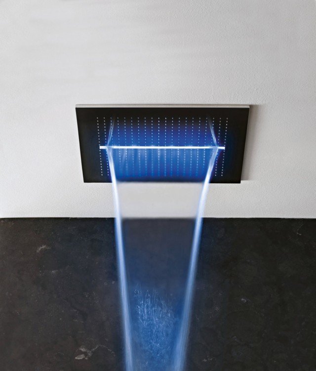 Acqua zone di Fantini è il soffione a soffitto con comandi elettronici e sei diverse combinazioni di acqua e luci. In acciaio lucido, misura 53 x 53 cm. Prezzo da rivenditore. www.fantini.it Acqua zone di Fantini è il soffione a soffitto con comandi elettronici e sei diverse combinazioni di acqua e luci. In acciaio lucido, misura 53 x 53 cm. Prezzo da rivenditore. www.fantini.it