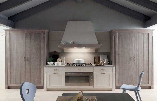cucina con boiserie e basi abete in color neve, top in pietra piasentina Tabià di Scandola cucina con boiserie e basi abete in color neve, top in pietra piasentina Tabià di Scandola