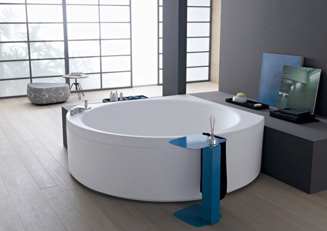 La vasca Suri di Albatros, in versione pannellata anche a libera installazione, viene fornita con una o più lastre removibili (per eventuali ispezioni) che coprono la struttura metallica da cui è sorretto il bacino. I modelli freestanding, non appoggiandosi ad alcuna parete, sono rivestiti totalmente. È realizzata in WhiVe®, una speciale superficie opaca e levigata, la vasca con tastiera digitale “soft touch”. È possibile selezionare le funzioni airpool, IdroTwo, per getti laterali e dal fondo, più linfodrenaggio. Misura 140 x 140 x H 56,5 cm. Nella versione base, dal 1 ottobre prezzo a partire da 2.234 euro. www.albatros-idromassaggi.it La vasca Suri di Albatros, in versione pannellata anche a libera installazione, viene fornita con una o più lastre removibili (per eventuali ispezioni) che coprono la struttura metallica da cui è sorretto il bacino. I modelli freestanding, non appoggiandosi ad alcuna parete, sono rivestiti totalmente. È realizzata in WhiVe®, una speciale superficie opaca e levigata, la vasca con tastiera digitale “soft touch”. È possibile selezionare le funzioni airpool, IdroTwo, per getti laterali e dal fondo, più linfodrenaggio. Misura 140 x 140 x H 56,5 cm. Nella versione base, dal 1 ottobre prezzo a partire da 2.234 euro. www.albatros-idromassaggi.it