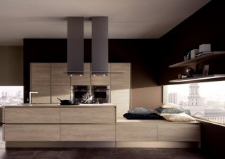 cucina con finitura in sucupira dek con profilo e zoccolo in finitura in titanio Oyster di Veneta Cucine cucina con finitura in sucupira dek con profilo e zoccolo in finitura in titanio Oyster di Veneta Cucine