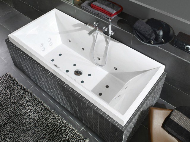 La vasca idromassaggio Squaro di Villeroy & Boch, dotata di jet plantari e dorsali, ha otto bocchette laterali Whisper Active Jets, con intensità di massaggio differenti. Misura L 180 x P 80 cm. Nella versione base, iva esclusa, prezzo a partire da 3.200 euro. www.villeroy-boch.com La vasca idromassaggio Squaro di Villeroy & Boch, dotata di jet plantari e dorsali, ha otto bocchette laterali Whisper Active Jets, con intensità di massaggio differenti. Misura L 180 x P 80 cm. Nella versione base, iva esclusa, prezzo a partire da 3.200 euro. www.villeroy-boch.com