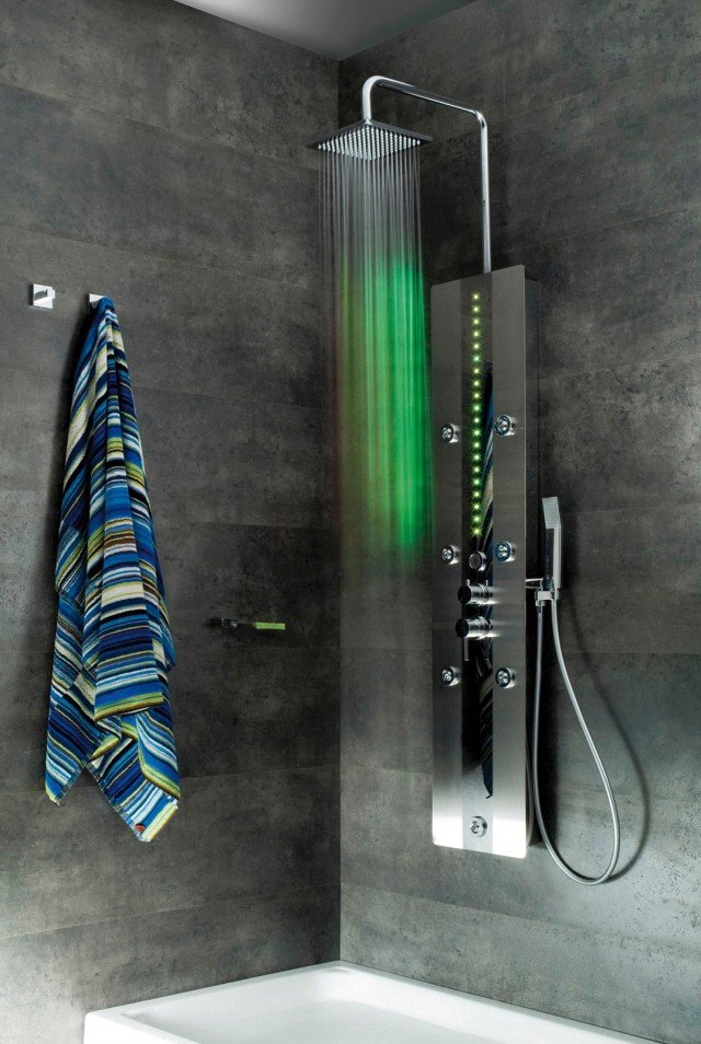 Il pannello doccia con cromoterapia Soffio Led di Webert può essere appeso come un quadro, senza necessità di intervenire sulla parete. I led frontali sembrano colorare l’acqua che scende dal soffione. Il pannello doccia in acciaio inox è completo di led per cromoterapia, doccetta, soffione, soffioncini laterali e miscelatore termostatico. Misura L 30 x H 182 cm. Iva esclusa, prezzo 2.730 euro. www.webert.it Il pannello doccia con cromoterapia Soffio Led di Webert può essere appeso come un quadro, senza necessità di intervenire sulla parete. I led frontali sembrano colorare l’acqua che scende dal soffione. Il pannello doccia in acciaio inox è completo di led per cromoterapia, doccetta, soffione, soffioncini laterali e miscelatore termostatico. Misura L 30 x H 182 cm. Iva esclusa, prezzo 2.730 euro. www.webert.it