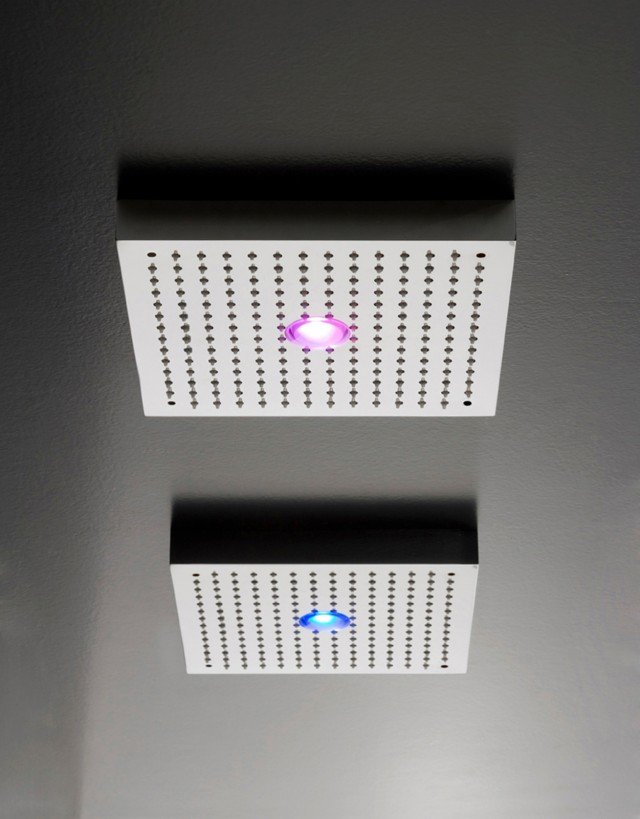 I soffioni Shirò di Zazzeri possono avere luci fisse o in sequenza di vari colori. Installato a soffitto, il soffione quadrato eroga un getto d’acqua a pioggia e integra un faretto con luce colorata per la cromoterapia. Fa parte di una collezione che prevede anche soffioni con getto a cascata e soffioncini laterali. Misura 25 x 25 x H 3 cm. Prezzo 728 euro. www.zazzeri.it I soffioni Shirò di Zazzeri possono avere luci fisse o in sequenza di vari colori. Installato a soffitto, il soffione quadrato eroga un getto d’acqua a pioggia e integra un faretto con luce colorata per la cromoterapia. Fa parte di una collezione che prevede anche soffioni con getto a cascata e soffioncini laterali. Misura 25 x 25 x H 3 cm. Prezzo 728 euro. www.zazzeri.it