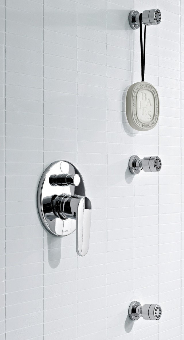 La soluzione per il bagno Sun di Zucchetti si compone di un miscelatore monocomando cromato da incasso, adatto sia per vasca sia per doccia, e da soffioncini laterali. Il getto aerato consente un maggior risparmio idrico. Il miscelatore, completo di elemento per incasso a parete, Iva esclusa, prezzo 165 euro; ciascun soffioncino, Iva esclusa, prezzo 45 euro. www.zucchettikos.com La soluzione per il bagno Sun di Zucchetti si compone di un miscelatore monocomando cromato da incasso, adatto sia per vasca sia per doccia, e da soffioncini laterali. Il getto aerato consente un maggior risparmio idrico. Il miscelatore, completo di elemento per incasso a parete, Iva esclusa, prezzo 165 euro; ciascun soffioncino, Iva esclusa, prezzo 45 euro. www.zucchettikos.com