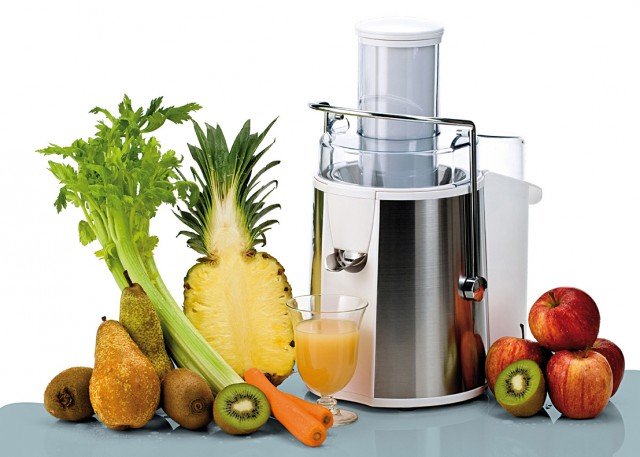 Permette di ottenere centrifugati di frutta e verdura in pochi minuti la centrifuga compatta con “Camino Mela” da 75 mm di diametro e potenza 700 W; costa 66 euro Centrika Metal di Ariete www.ariete.it Permette di ottenere centrifugati di frutta e verdura in pochi minuti la centrifuga compatta con “Camino Mela” da 75 mm di diametro e potenza 700 W; costa 66 euro Centrika Metal di Ariete www.ariete.it
