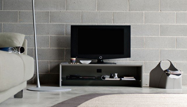 Fa parte del programma Password di Calligaris il mobile porta Tv, con struttura a ponte, schienale posteriore rientrante di 15 cm, dotato di foro passacavi universale. Ripiano inferiore in vetro trasparente temprato. Misura L 120 x H 33 cm con altezza utile sul ripiano di 15 cm. Prezzo 372 euro. www.calligaris.it Fa parte del programma Password di Calligaris il mobile porta Tv, con struttura a ponte, schienale posteriore rientrante di 15 cm, dotato di foro passacavi universale. Ripiano inferiore in vetro trasparente temprato. Misura L 120 x H 33 cm con altezza utile sul ripiano di 15 cm. Prezzo 372 euro. www.calligaris.it