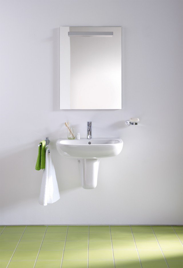 Il lavabo monoforo D-Code di Duravit con troppopieno e semicolonna è in ceramica bianca. Il suo design è essenziale: un semplice rettangolo con angoli arrotondati. Misura L 65 x P 46 cm. Prezzo di listino 55 euro. www.duravit.it Il lavabo monoforo D-Code di Duravit con troppopieno e semicolonna è in ceramica bianca. Il suo design è essenziale: un semplice rettangolo con angoli arrotondati. Misura L 65 x P 46 cm. Prezzo di listino 55 euro. www.duravit.it