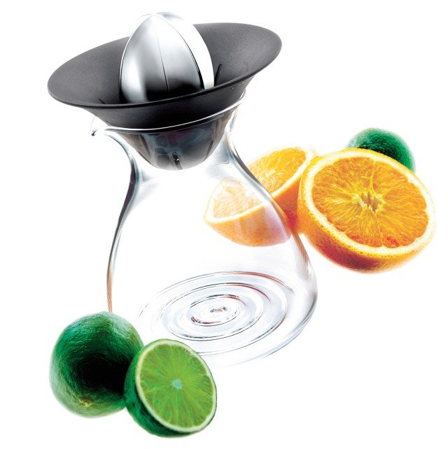 Lo spremiagrumi con caraffa in vetro soffiato da 0,6 litri costa 54,60 euro di Eva Solo www.evasolo.com Lo spremiagrumi con caraffa in vetro soffiato da 0,6 litri costa 54,60 euro di Eva Solo www.evasolo.com