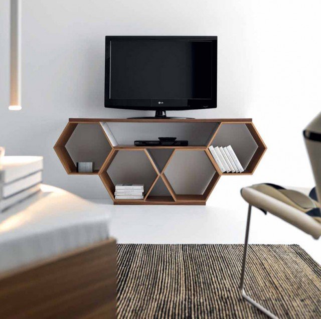 Porta Tv Honeycomb di Flai, costituito da elementi ad esagono in noce canaletto, ed esterno in frassino spazzolato a poro aperto a scelta nelle finiture bianco latte, grigio grafite, grigio polvere e grigio seta. Prezzo 1.017 euro. Misura P 168 x L 35 x H 68 cm. www.flaiweb.it Porta Tv Honeycomb di Flai, costituito da elementi ad esagono in noce canaletto, ed esterno in frassino spazzolato a poro aperto a scelta nelle finiture bianco latte, grigio grafite, grigio polvere e grigio seta. Prezzo 1.017 euro. Misura P 168 x L 35 x H 68 cm. www.flaiweb.it