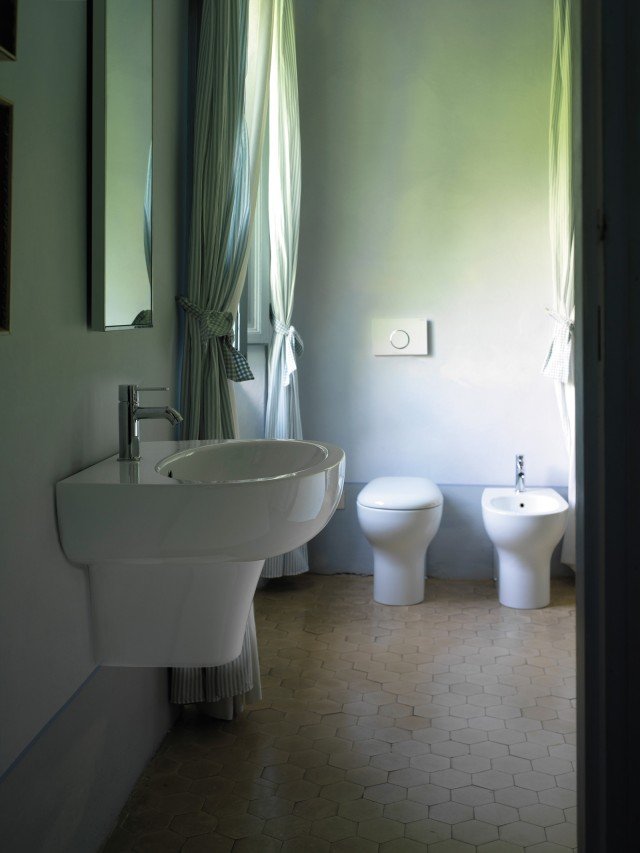 È a semicolonna nella versione sospesa il lavabo monoforo in ceramica sanitaria bianca Grace di Globo. Con foro troppopieno, è predisposto per tre fori diaframmati e disponibile anche su colonna per installazione a terra. Misura L 65 x P 52 cm. Prezzo, Iva esclusa, 83 euro. www.ceramicaglobo.com È a semicolonna nella versione sospesa il lavabo monoforo in ceramica sanitaria bianca Grace di Globo. Con foro troppopieno, è predisposto per tre fori diaframmati e disponibile anche su colonna per installazione a terra. Misura L 65 x P 52 cm. Prezzo, Iva esclusa, 83 euro. www.ceramicaglobo.com