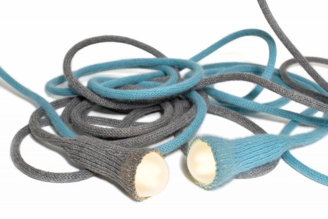 La sospensione Matt Azul di Llot Llov flessibile e adattabile alle esigenze personali, è rivestita in lana d'angora e si può appendere al muro singolarmente o annodare in gruppi di colori differenti; la versione azzurra misura H 120 cm; prezzo 310 euro. www.llotllov.de La sospensione Matt Azul di Llot Llov flessibile e adattabile alle esigenze personali, è rivestita in lana d'angora e si può appendere al muro singolarmente o annodare in gruppi di colori differenti; la versione azzurra misura H 120 cm; prezzo 310 euro. www.llotllov.de