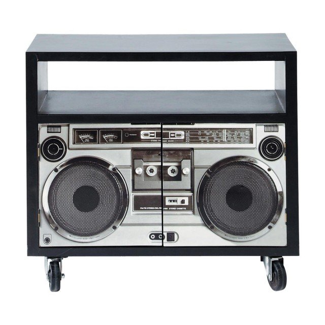 Il mobile TV nero Stereo è un piccolo mobile porta-TV in legno nero stampato con un motivo che riproduce una radio "ghetto blaster" sui due sportelli.
Ispirato all'universo musicale degli anni '80, questo mobile TV a rotelle è perfetto per i piccoli spazi. è dotato di vano per lettore DVD e di due sportelli con un ripiano interno removibile. Misura L 70 x P 35 x H 62 cm. Prezzo 99 euro. www.maisonsdumonde.com Il mobile TV nero Stereo è un piccolo mobile porta-TV in legno nero stampato con un motivo che riproduce una radio "ghetto blaster" sui due sportelli.
Ispirato all'universo musicale degli anni '80, questo mobile TV a rotelle è perfetto per i piccoli spazi. è dotato di vano per lettore DVD e di due sportelli con un ripiano interno removibile. Misura L 70 x P 35 x H 62 cm. Prezzo 99 euro. www.maisonsdumonde.com
