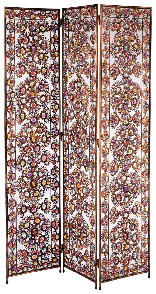 Il paravento Shéhérazade di Maisons du Monde presenta struttura in metallo color rame e decori in materiale acrilico multicolore. Misura L 123 x H 170 cm. Prezzo 179 euro. www.maisonsdumonde.com Il paravento Shéhérazade di Maisons du Monde presenta struttura in metallo color rame e decori in materiale acrilico multicolore. Misura L 123 x H 170 cm. Prezzo 179 euro. www.maisonsdumonde.com