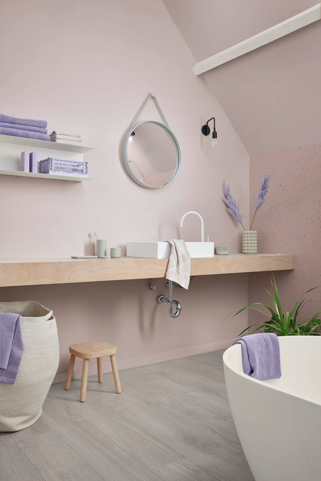 Ocean+ di BerryAlloc
è un laminato con rivestimento resistente all’acqua, sia sulla superficie sia negli incastri
e giunzioni. Non scolorisce, non teme le macchie e resiste agli urti. Qui è nella finitura Jazz Light Grey. Lunghezza 128,8 cm, larghezza 19 cm, spessore 12 mm. Costa 47 euro al mq. www.berryalloc.com Ocean+ di BerryAlloc
è un laminato con rivestimento resistente all’acqua, sia sulla superficie sia negli incastri
e giunzioni. Non scolorisce, non teme le macchie e resiste agli urti. Qui è nella finitura Jazz Light Grey. Lunghezza 128,8 cm, larghezza 19 cm, spessore 12 mm. Costa 47 euro al mq. www.berryalloc.com