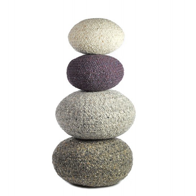 Caldo e confortevole, il pouf Lounge di Pols Potten al 100% in pura lana vergine è di fattura artigianale marocchina; disponibile in cinque colori e in due dimensioni. Misura Ø 60 x H 30 cm. Nella versione base prezzo 259 euro. www.polspotten.nl Caldo e confortevole, il pouf Lounge di Pols Potten al 100% in pura lana vergine è di fattura artigianale marocchina; disponibile in cinque colori e in due dimensioni. Misura Ø 60 x H 30 cm. Nella versione base prezzo 259 euro. www.polspotten.nl