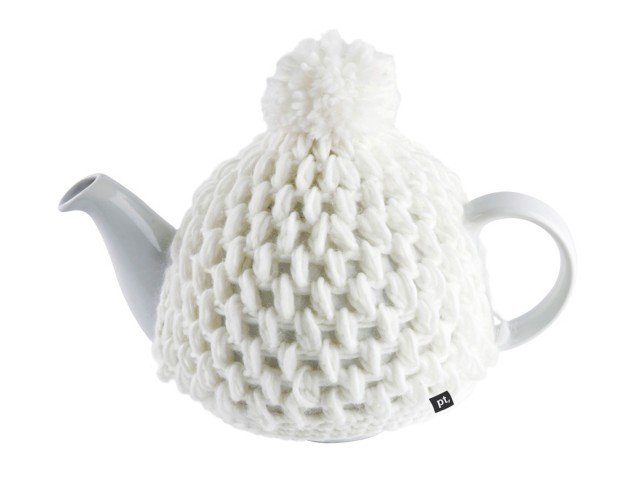 La classica teiera in ceramica Tea Cozy di Present Time è proposta in versione invernale "vestita" di morbida lana bianca. Misura L 22,5 x P 13 x H 14 cm. Prezzo 35 euro. www.presenttime.com La classica teiera in ceramica Tea Cozy di Present Time è proposta in versione invernale "vestita" di morbida lana bianca. Misura L 22,5 x P 13 x H 14 cm. Prezzo 35 euro. www.presenttime.com