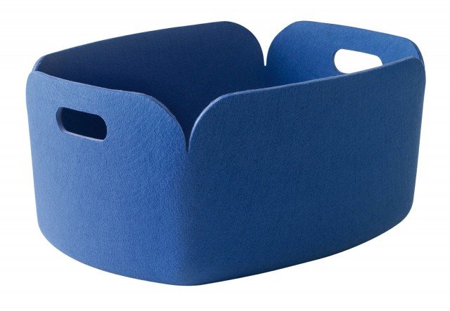 L'ecologico cesto in pile tecnico Restore di Muuto è prodotto dal riciclaggio di bottiglie di plastica. Misura L 35 x P 48 x H 23 cm. Prezzo 79 euro. www.muuto.com L'ecologico cesto in pile tecnico Restore di Muuto è prodotto dal riciclaggio di bottiglie di plastica. Misura L 35 x P 48 x H 23 cm. Prezzo 79 euro. www.muuto.com