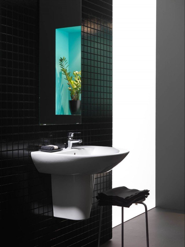 È in porcellana sanitaria bianca il lavabo Tipo di Roca installato a semicolonna. Ha foro per rubinetteria e due fori predisposti. Misura L 66 x P 52 cm. Prezzo, Iva esclusa, 81 euro. www.it.roca.com È in porcellana sanitaria bianca il lavabo Tipo di Roca installato a semicolonna. Ha foro per rubinetteria e due fori predisposti. Misura L 66 x P 52 cm. Prezzo, Iva esclusa, 81 euro. www.it.roca.com