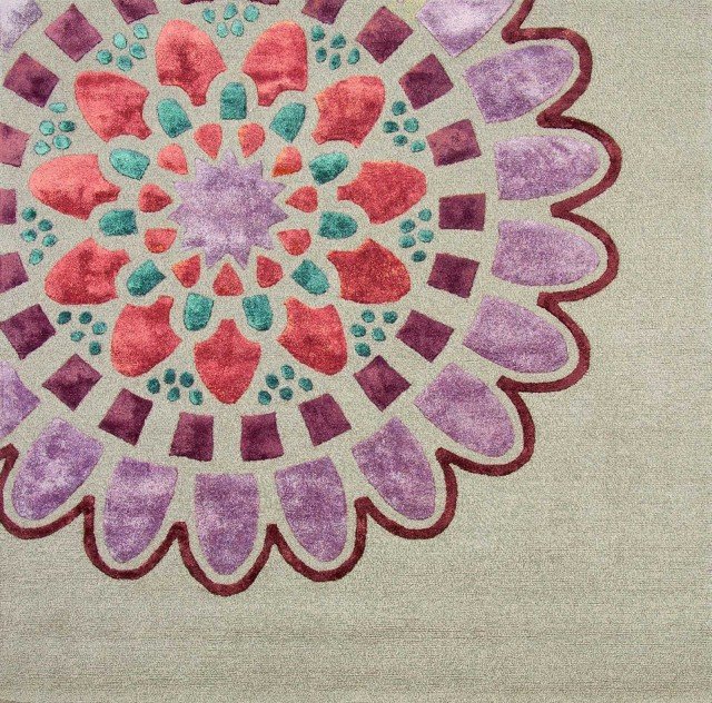 Sun di Sitap è il tappeto con decoro geometrico realizzato da inserti in viscosa lucida, taftato a mano in pura lana New Zeland nelle raffinate tonalità sabbia. Misura 200 x 200 cm. Prezzo 750,20 euro. www.sitap.it Sun di Sitap è il tappeto con decoro geometrico realizzato da inserti in viscosa lucida, taftato a mano in pura lana New Zeland nelle raffinate tonalità sabbia. Misura 200 x 200 cm. Prezzo 750,20 euro. www.sitap.it