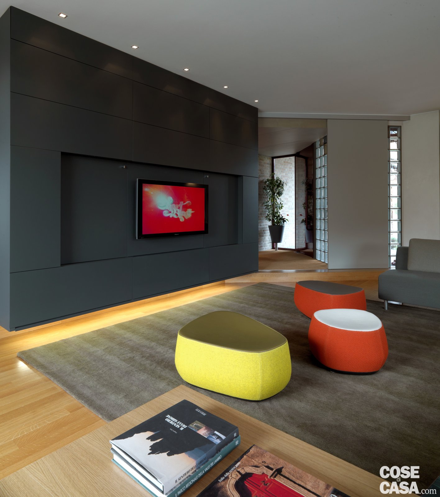Una casa arredata con pezzi di design e finiture di tendenza cose ... Pilastri portanti incassati in una parete