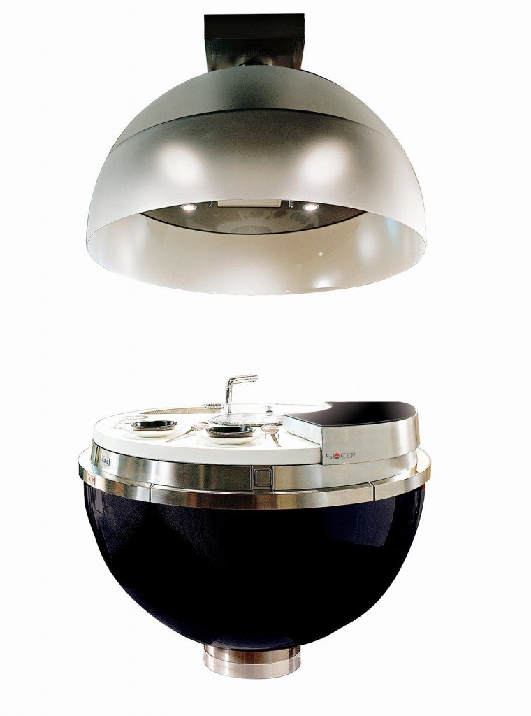 Da cucina a scultura: nel modello Sheer di Gatto, fuochi e lavello scompaiono quando la semisfera superiore, con cappa e illuminazione, si chiude su quella inferiore. Racchiusa in una sfera di carbonio, la cucina che misura Ø 148 x H 152 cm è completa di tavolo estraibile; ha top e lavelli in Corian® e piano cottura in vetroceramica; prezzo su preventivo. www.gattocucine.com