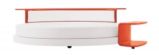 Letto, ma anche divano se occorre: Nina Rota di Cappellini è un pezzo di design per gli ambienti trasformabili di oggi. Versatile, grazie alla forma essenziale, accosta bianco ed elementi “tutto colore”. Il letto con struttura in metallo e legno può essere rivestito in pelle o in tessuto ed è dotato di una testata fissa, con cuscino imbottito e rivestimento coordinato, che integra una mensola in legno; misura L 250 x P 290 x H 75 cm, prezzo su preventivo. <strong>www.cappellini.it</strong> Letto, ma anche divano se occorre: Nina Rota di Cappellini è un pezzo di design per gli ambienti trasformabili di oggi. Versatile, grazie alla forma essenziale, accosta bianco ed elementi “tutto colore”. Il letto con struttura in metallo e legno può essere rivestito in pelle o in tessuto ed è dotato di una testata fissa, con cuscino imbottito e rivestimento coordinato, che integra una mensola in legno; misura L 250 x P 290 x H 75 cm, prezzo su preventivo. <strong>www.cappellini.it</strong>