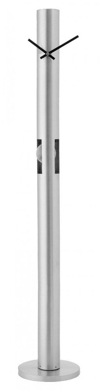 La piantana Tube di Maiuguali con l’orologio a pendolo è in metallo satinato; misura Ø 28 x H 160 cm. Prezzo 45 euro. <strong>www.maiuguali.it</strong> La piantana Tube di Maiuguali con l’orologio a pendolo è in metallo satinato; misura Ø 28 x H 160 cm. Prezzo 45 euro. <strong>www.maiuguali.it</strong>