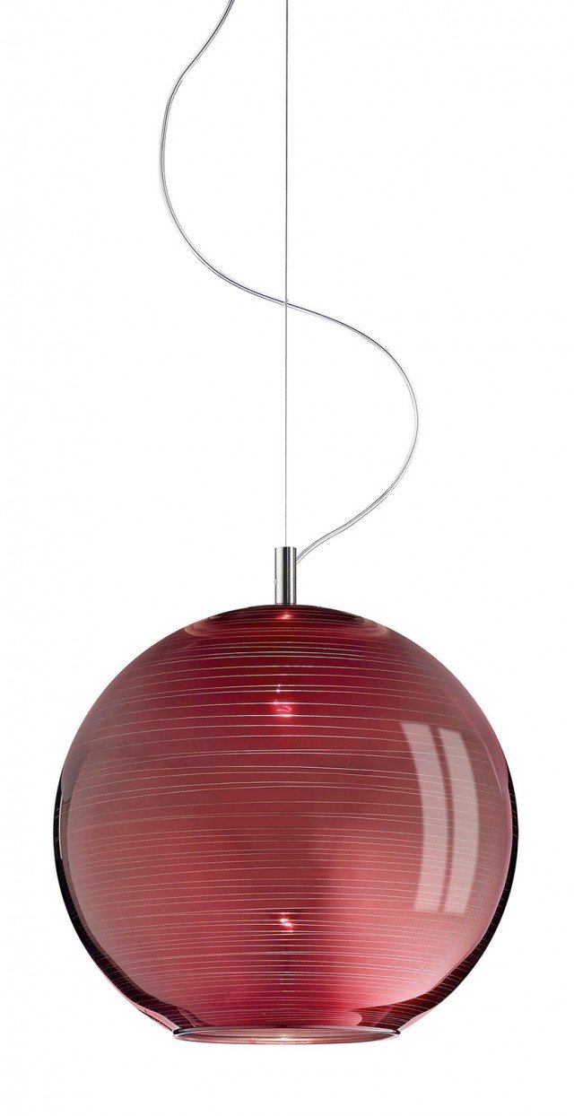 La sospensione Bio-Sphera di Ivv è in vetro soffiato e decorato a mano in rosso cromo rigato, con montatura in nichel spazzolato; misura Ø 35 x H 120 cm. Prezzo 307,20 euro. <strong>www.ivvnet.it</strong> La sospensione Bio-Sphera di Ivv è in vetro soffiato e decorato a mano in rosso cromo rigato, con montatura in nichel spazzolato; misura Ø 35 x H 120 cm. Prezzo 307,20 euro. <strong>www.ivvnet.it</strong>