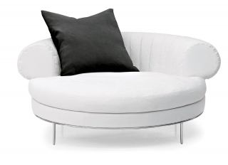 Seduta a più posti o dormeuse per il relax: un solo elemento imbottito che assolve a più funzioni. Grazie alla sagoma arrotondata si può sistemare anche al centro di una stanza senza limitare il passaggio. Ha imbottitura in poliuretano espanso indeformabile la dormeuse con cuscini in piuma d’oca e piedini in metallo finitura cromo lucido; disponibile in tessuto sfoderabile o in pelle, misura Ø 150 x H 65 cm e il modello base in tessuto costa 3.362 euro Déjà-vu di Busnelli ] www.busnelli.it