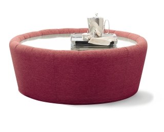 Con struttura in legno, imbottita e rivestita in tessuto, ecopelle, microfibra o pelle per coordinarlo al divano, il tavolino Orlando di Doimo Salotti ha il piano double-face; misura Ø 105 x H 41 cm. In tessuto prezzo 611 euro.<strong> www.doimosalotti.it</strong> Con struttura in legno, imbottita e rivestita in tessuto, ecopelle, microfibra o pelle per coordinarlo al divano, il tavolino Orlando di Doimo Salotti ha il piano double-face; misura Ø 105 x H 41 cm. In tessuto prezzo 611 euro.<strong> www.doimosalotti.it</strong>