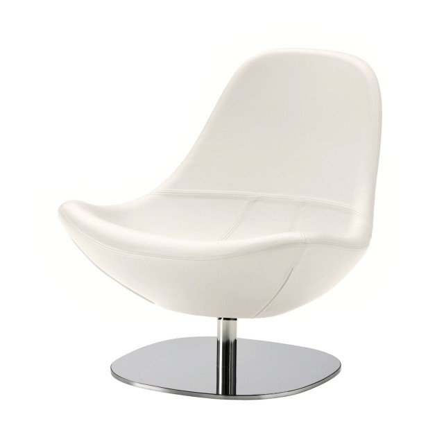 Rivestita in pelle trattata e goffrata con imbottitura in poliuretano espanso ad alta elasticità, la poltrona Tirup di Ikea ha la base girevole in acciaio cromato; misura L 78 x P 79 x H 88 cm. Prezzo 359 euro.<strong> www.ikea.it</strong> Rivestita in pelle trattata e goffrata con imbottitura in poliuretano espanso ad alta elasticità, la poltrona Tirup di Ikea ha la base girevole in acciaio cromato; misura L 78 x P 79 x H 88 cm. Prezzo 359 euro.<strong> www.ikea.it</strong>