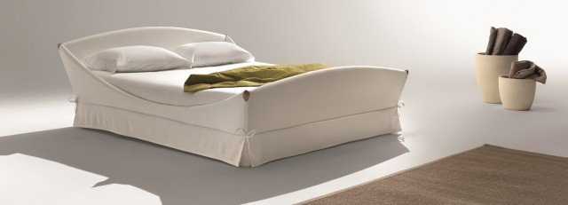 Effetto culla per il letto Lullaby di Noctis, il cui nome in inglese significa ninnananna, ideale da posizionare anche a centro stanza. Della collezione The Originals, nella foto è nella versione Romantic, con rivestimento in tessuto a mantovana dall’eleganza sartoriale, ma esiste anche una versione Modern, più essenziale. Il rivestimento in tessuto è totalmente sfoderabile, da scegliere nella vastissima collezione tessile Noctis. I piedi sono invece disponibili in bianco, nero, ciliegio, naturale. Misura L 195/175/155/125 x 231 cm x H 31/80 cm. www.noctis.it Effetto culla per il letto Lullaby di Noctis, il cui nome in inglese significa ninnananna, ideale da posizionare anche a centro stanza. Della collezione The Originals, nella foto è nella versione Romantic, con rivestimento in tessuto a mantovana dall’eleganza sartoriale, ma esiste anche una versione Modern, più essenziale. Il rivestimento in tessuto è totalmente sfoderabile, da scegliere nella vastissima collezione tessile Noctis. I piedi sono invece disponibili in bianco, nero, ciliegio, naturale. Misura L 195/175/155/125 x 231 cm x H 31/80 cm. www.noctis.it