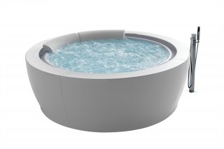 Con acqua a sfioro, la vasca airpool può essere dotata di molte altre funzioni: whirlpool, cromoterapia, faro subacqueo. Misura Ø 190 cm. Prezzo su preventivo. Bolla di Hafro ] www.hafro.it