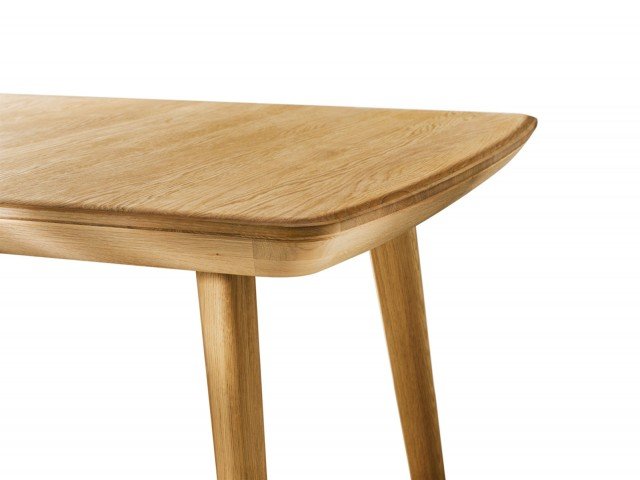 Si apre e si chiude con una sola mano il tavolo allungabile, realizzato con piano e profilo sottostante in legno oppure in pelle colorata. All’interno è inserito il meccanismo integrato ”nonstop”, grazie al quale apertura e chiusura sono facili e silenziose, con estrazione sincronizzata delle allunghe. Flaye di Team7 Si apre e si chiude con una sola mano il tavolo allungabile, realizzato con piano e profilo sottostante in legno oppure in pelle colorata. All’interno è inserito il meccanismo integrato ”nonstop”, grazie al quale apertura e chiusura sono facili e silenziose, con estrazione sincronizzata delle allunghe. Flaye di Team7