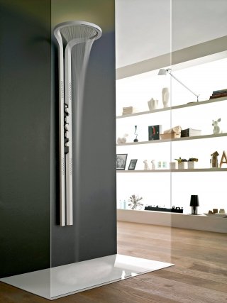 colonna Ametist di Graff integra nell’anello-soffione un sistema di cromoterapia a led colonna Ametist di Graff integra nell’anello-soffione un sistema di cromoterapia a led