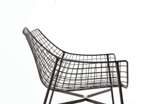 In tondino di acciaio elettrosaldato, la poltroncina Summerset di Varaschin è formata da un intreccio di fili metallici che danno vita a una seduta accogliente e lineare. Utilizzabile come arredo per esterni o interni, è dotata anche di cuscino intero in lino di colore grigio. Misura L 57 x P 59 x H 83 cm. Senza cuscino costa 411 euro. <strong>www.veraschin.it</strong> In tondino di acciaio elettrosaldato, la poltroncina Summerset di Varaschin è formata da un intreccio di fili metallici che danno vita a una seduta accogliente e lineare. Utilizzabile come arredo per esterni o interni, è dotata anche di cuscino intero in lino di colore grigio. Misura L 57 x P 59 x H 83 cm. Senza cuscino costa 411 euro. <strong>www.veraschin.it</strong>