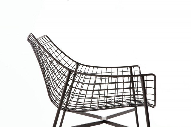 In tondino di acciaio elettrosaldato, la poltroncina Summerset di Varaschin è formata da un intreccio di fili metallici che danno vita a una seduta accogliente e lineare. Utilizzabile come arredo per esterni o interni, è dotata anche di cuscino intero in lino di colore grigio. Misura L 57 x P 59 x H 83 cm. Senza cuscino costa 411 euro. <strong>www.veraschin.it</strong> In tondino di acciaio elettrosaldato, la poltroncina Summerset di Varaschin è formata da un intreccio di fili metallici che danno vita a una seduta accogliente e lineare. Utilizzabile come arredo per esterni o interni, è dotata anche di cuscino intero in lino di colore grigio. Misura L 57 x P 59 x H 83 cm. Senza cuscino costa 411 euro. <strong>www.veraschin.it</strong>