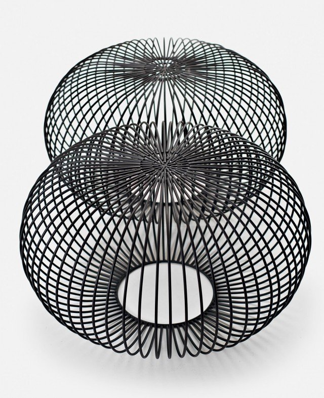 Tavolino o pouf, Ploff di La Cividina è realizzato in tondino d’acciaio lavorato a mano e verniciato in nero opaco; esiste in tre misure; prezzo su preventivo. <strong>www.lacividina.com</strong> Tavolino o pouf, Ploff di La Cividina è realizzato in tondino d’acciaio lavorato a mano e verniciato in nero opaco; esiste in tre misure; prezzo su preventivo. <strong>www.lacividina.com</strong>