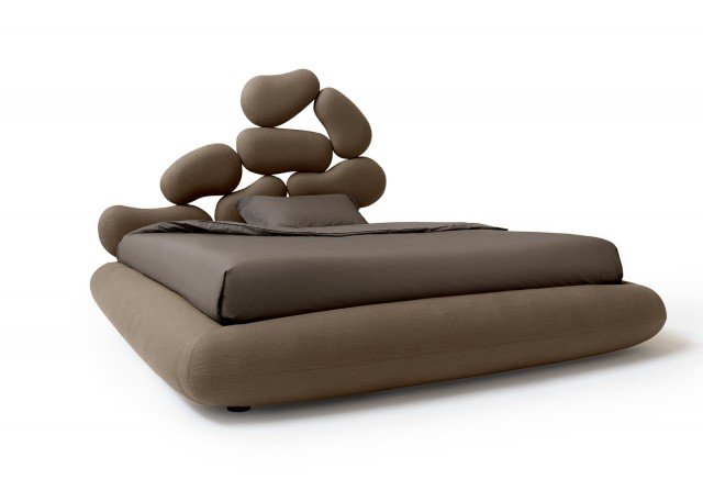 Il letto Stone - collezione The Originals - di Noctis è caratterizzato da una testata irregolare e scultorea, unica nel suo genere, che diviene morbida decorazione per la parete. Non sfoderabile, è disponibile in versione con base fissa StonesFix o con pratico e funzionale contenitore StonesBox. Misura L 202 x 235 x H 33/153 cm. www.noctis.it Il letto Stone - collezione The Originals - di Noctis è caratterizzato da una testata irregolare e scultorea, unica nel suo genere, che diviene morbida decorazione per la parete. Non sfoderabile, è disponibile in versione con base fissa StonesFix o con pratico e funzionale contenitore StonesBox. Misura L 202 x 235 x H 33/153 cm. www.noctis.it
