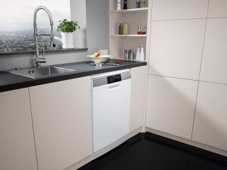 In classe energetica A+++, la lavastoviglie ProClean™ di Aeg-Electrolux, è dotata di un motore Inverter che, abbinato al sistema Silent Technology Max, garantisce una totale silenziosità di funzionamento con soli 39 dB(A), che diventano 37 dB(A) con il programma Extra Silent. Ha inoltre un sistema di lavaggio a 5 livelli diversi, con 4 mulinelli, per ottenere risultati perfetti in ogni condizione di carico, anche con stoviglie di grandi dimensioni, fino a 34 cm di diametro. Misura L 60 x P 61 x H 85 cm. Prezzo 997 euro. www.aeg-electrolux.it In classe energetica A+++, la lavastoviglie ProClean™ di Aeg-Electrolux, è dotata di un motore Inverter che, abbinato al sistema Silent Technology Max, garantisce una totale silenziosità di funzionamento con soli 39 dB(A), che diventano 37 dB(A) con il programma Extra Silent. Ha inoltre un sistema di lavaggio a 5 livelli diversi, con 4 mulinelli, per ottenere risultati perfetti in ogni condizione di carico, anche con stoviglie di grandi dimensioni, fino a 34 cm di diametro. Misura L 60 x P 61 x H 85 cm. Prezzo 997 euro. www.aeg-electrolux.it