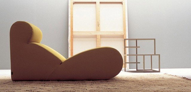 Boborelax firmata Cini Boeri per Arflex è una morbida e accogliente chaise-longue dallo stile pop con struttura portante in poliuretano espanso indeformabile a densità differenziate e fodera in fibra. Il basamento è in legno multistrato appoggiato a terra su tappi in nylon. Totalmente sfoderabile è disponibile in differenti varianti di tessuto e colore. n pezzo di design realizzato nel 1967 ed esposto alla Triennale di Milano. Misura 135 x P 65 H 40 cm. Prezzoa partire da 1.572 euro. www.arflex.it Boborelax firmata Cini Boeri per Arflex è una morbida e accogliente chaise-longue dallo stile pop con struttura portante in poliuretano espanso indeformabile a densità differenziate e fodera in fibra. Il basamento è in legno multistrato appoggiato a terra su tappi in nylon. Totalmente sfoderabile è disponibile in differenti varianti di tessuto e colore. n pezzo di design realizzato nel 1967 ed esposto alla Triennale di Milano. Misura 135 x P 65 H 40 cm. Prezzoa partire da 1.572 euro. www.arflex.it