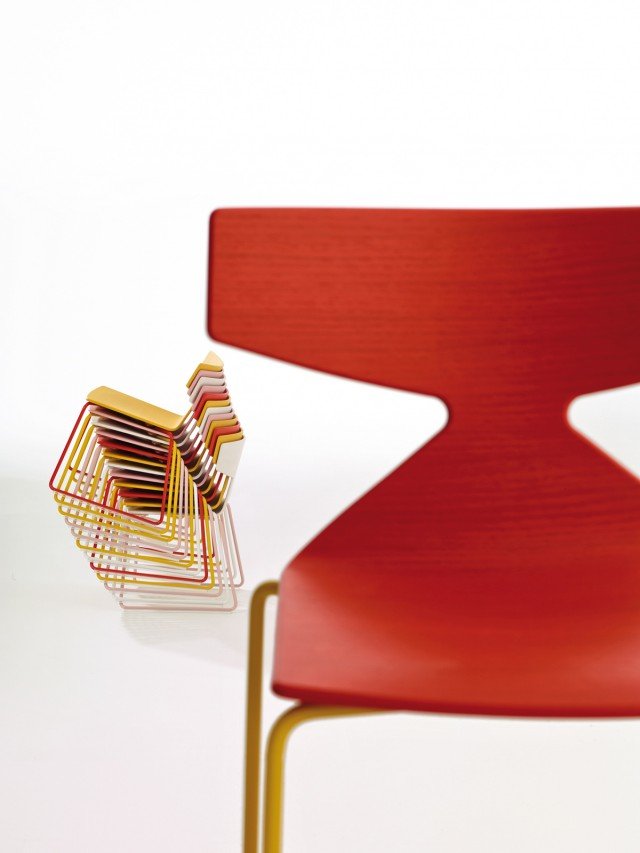 Saya Mini di Arper è colorata e impilabile. Realizzata con scocca in legno (naturale o laccato) e base in acciaio (cromato o verniciato) è un pezzo di design dallo stile informale, perfetto per la cameretta dei bambini. La baby seduta è proposta in una gamma speciale di colori vivaci, coordinati per scocche e basi, che si abbinano tra loro in molteplici combinazioni cromatiche. Così scegliere la sedia è come un gioco. Misura L 36,5 x P 36 x H 51,5 cm; H seduta 30 cm Prezzo 357 euro. www.arper.com/it Saya Mini di Arper è colorata e impilabile. Realizzata con scocca in legno (naturale o laccato) e base in acciaio (cromato o verniciato) è un pezzo di design dallo stile informale, perfetto per la cameretta dei bambini. La baby seduta è proposta in una gamma speciale di colori vivaci, coordinati per scocche e basi, che si abbinano tra loro in molteplici combinazioni cromatiche. Così scegliere la sedia è come un gioco. Misura L 36,5 x P 36 x H 51,5 cm; H seduta 30 cm Prezzo 357 euro. www.arper.com/it