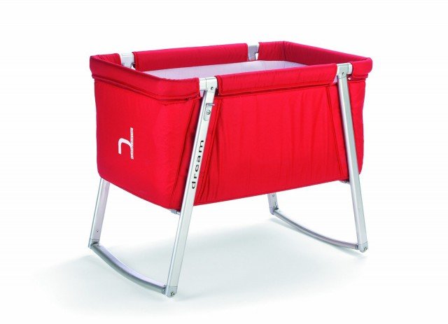 La mini culla Dream di Baby Home è composta da una struttura pieghevole in alluminio che la rende molto leggera, sicura e facilmente trasportabile grazie a una pratica borsa. La struttura è realizzata in alluminio.Il tessuto del rivestimento esterno è in poliestere mentre l’interno è in morbido cotone 100%. Disponibile in tre modelli diversi: Minimal, Abstract e Nature e nei colori sabbia, viola, rosso, nero, arancione, verde elettrico, azzurro e marrone. Misura L 84 x P 54 x
H 72 cm. Prezzo 299 euro. <strong>www.babyhome.es/it/it</strong> La mini culla Dream di Baby Home è composta da una struttura pieghevole in alluminio che la rende molto leggera, sicura e facilmente trasportabile grazie a una pratica borsa. La struttura è realizzata in alluminio.Il tessuto del rivestimento esterno è in poliestere mentre l’interno è in morbido cotone 100%. Disponibile in tre modelli diversi: Minimal, Abstract e Nature e nei colori sabbia, viola, rosso, nero, arancione, verde elettrico, azzurro e marrone. Misura L 84 x P 54 x
H 72 cm. Prezzo 299 euro. <strong>www.babyhome.es/it/it</strong>